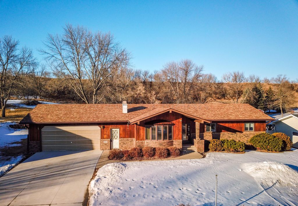 217 15th St NE, Valley City, ND 58072