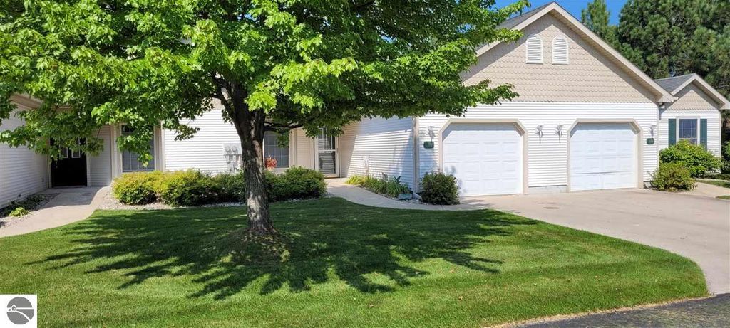 608 Meadowview Ln, Elk Rapids, MI 49629