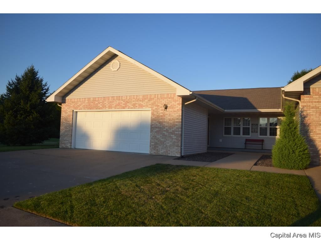 18 Wadsworth Dr, Jacksonville, IL 62650
