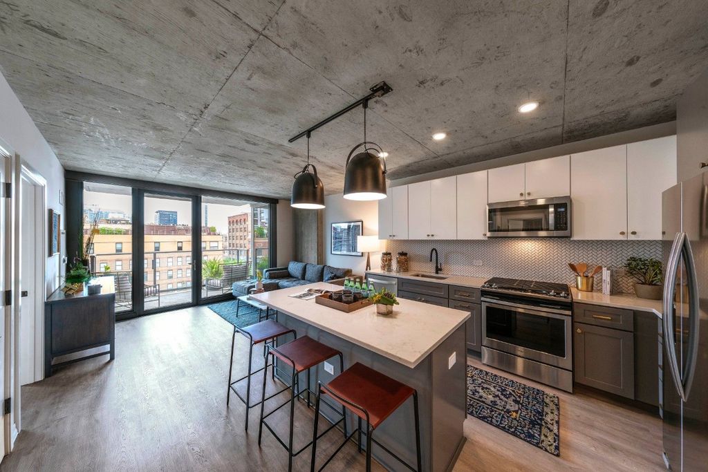 169 W Huron St, Chicago, IL 60654
