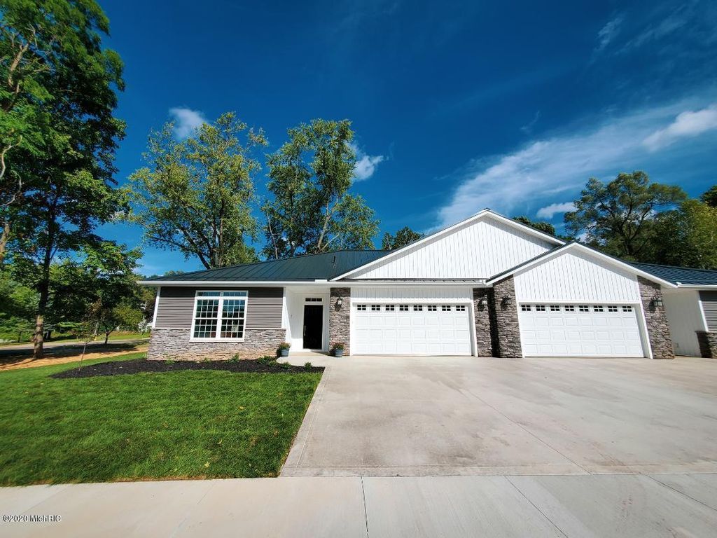 266 E Bacon St #8, Hillsdale, MI 49242
