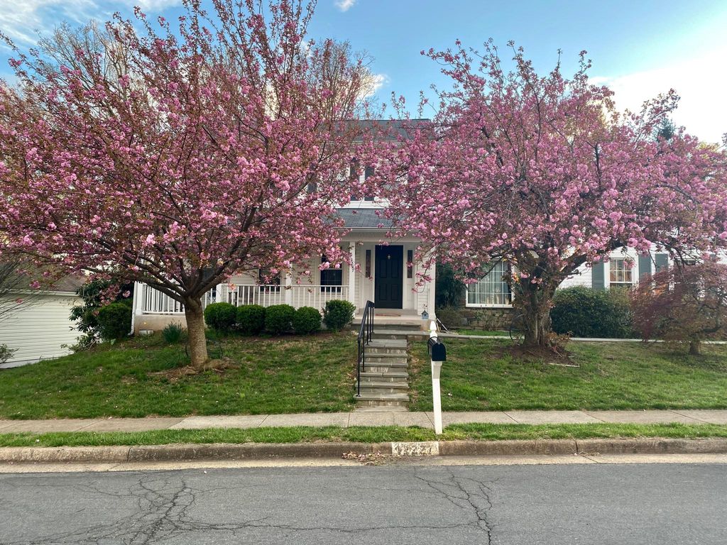 12227 Ox Hill Rd, Fairfax, VA 22033