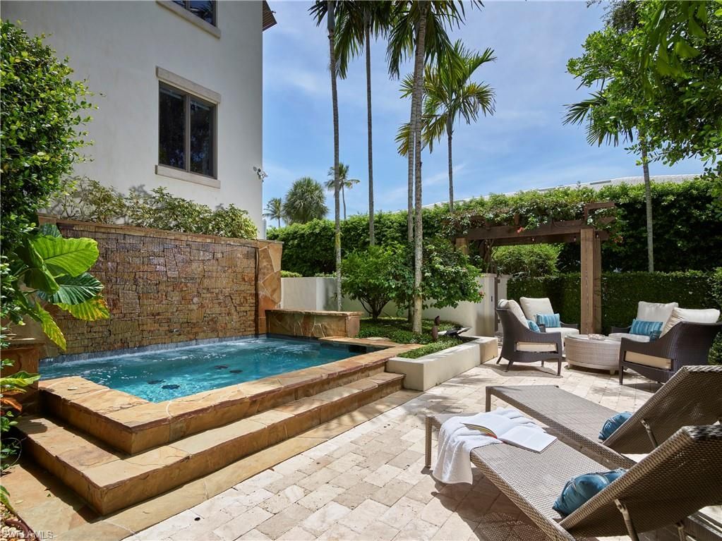 575 10th Ave S #4, Naples, FL 34102