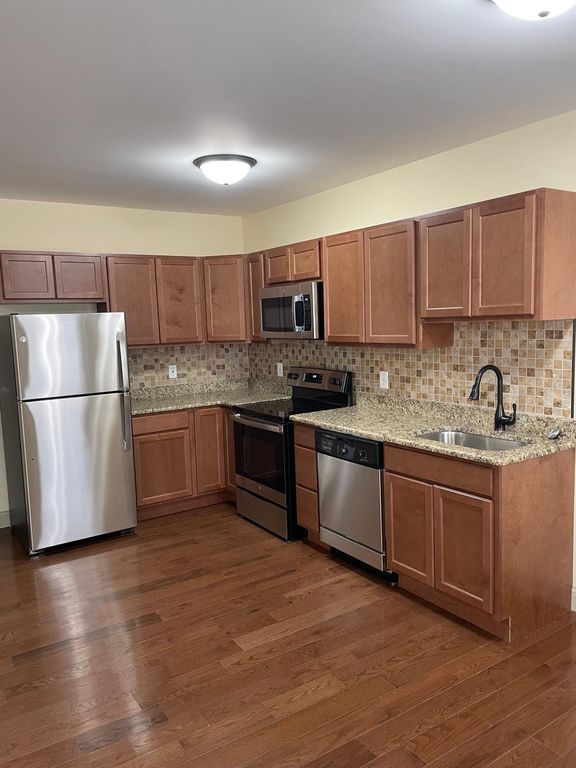 1404 E State St, Rockford, IL 61104