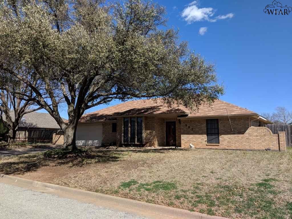 907 Sugarbush Ln, Burkburnett, TX 76354