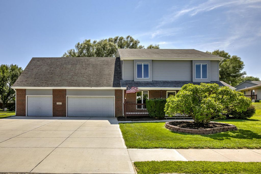 124 Sunset Dr, Underwood, IA 4 Bed, 4 Bath SingleFamily Home 20