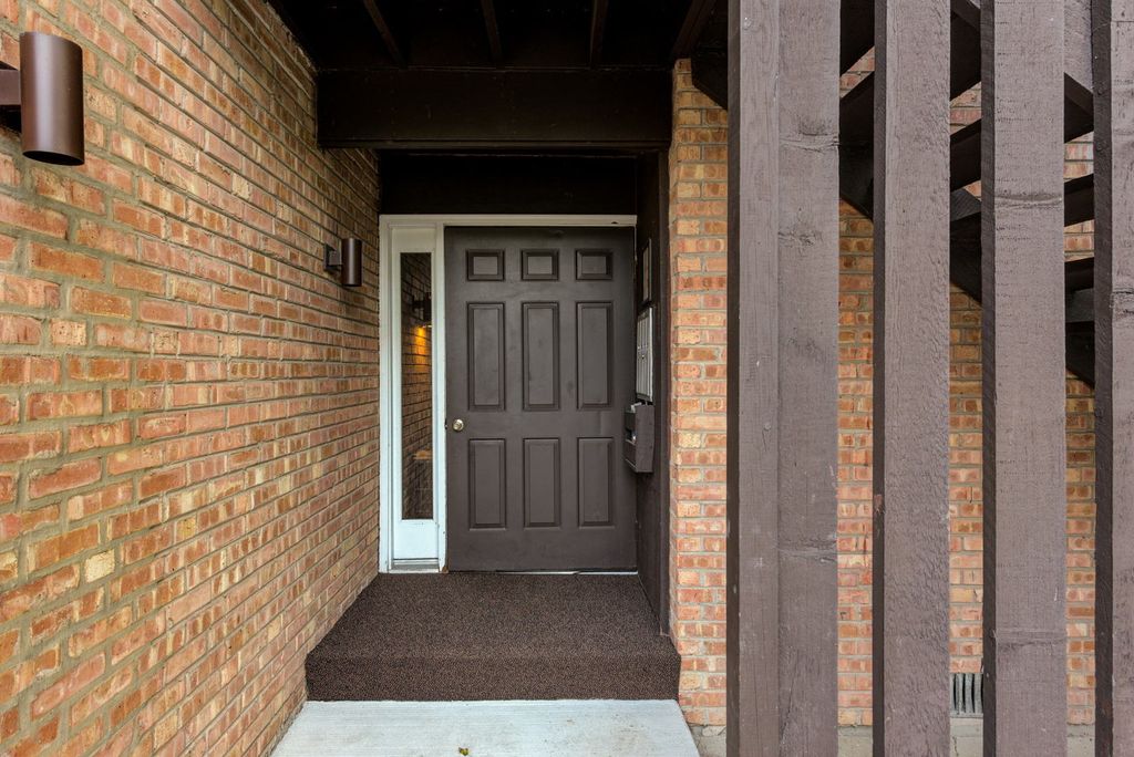 1605 Maple Ter #1B, Lisle, IL 60532