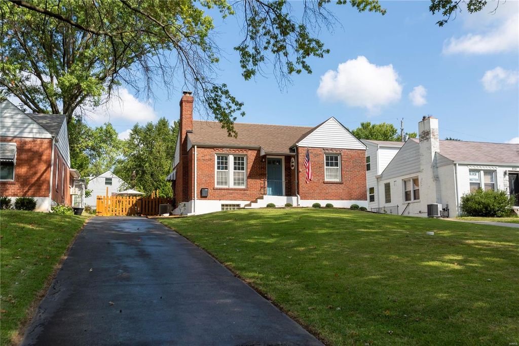 8265 Watson Rd, Saint Louis, MO 63119