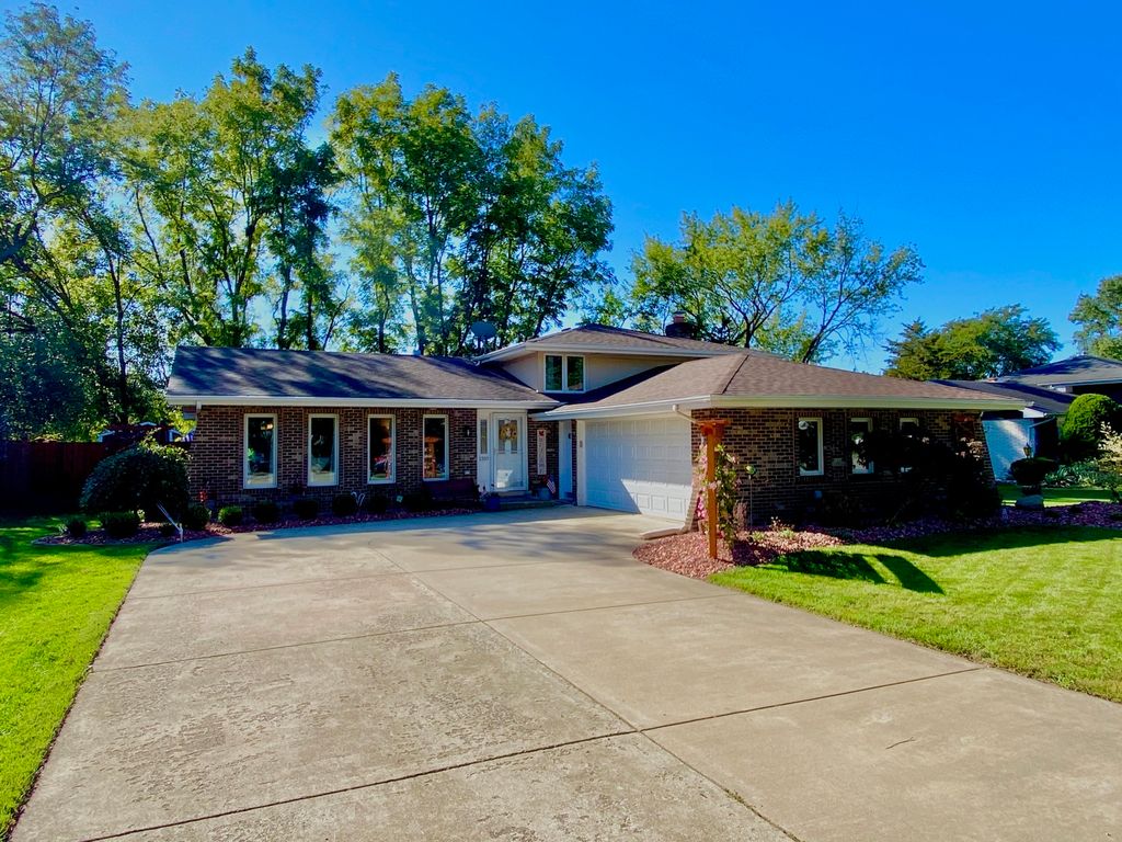 1310 grandview dr, new lenox, il 60451 - 4 bed, 2 bath