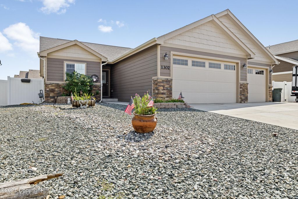 1302 Muscovy Dr, Gillette, WY 82718
