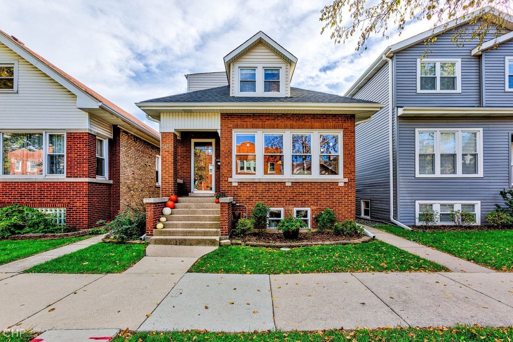 5425 W Dakin St, Chicago, IL 60641