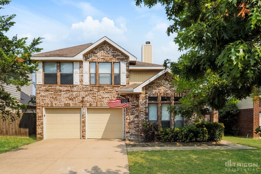 916 Simon Dr, Cedar Hill, TX 75104