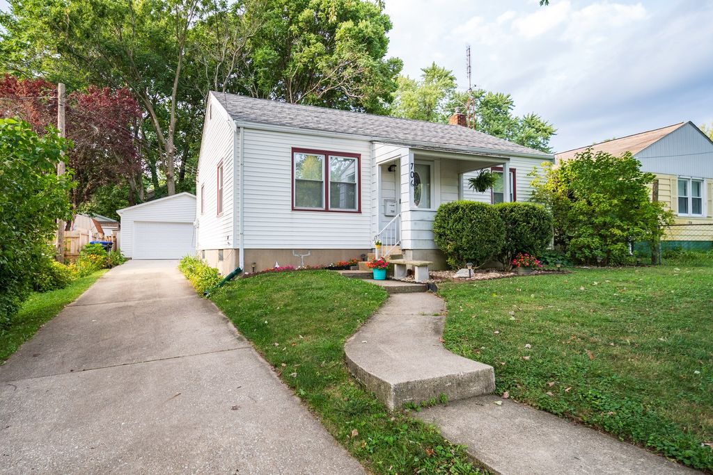 706 E Wood St, Bloomington, IL 2 Bed, 1 Bath SingleFamily Home 16 Photos Trulia