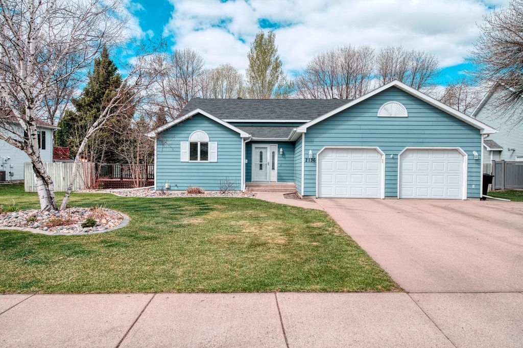 2136 Daisy Cir, Grand Forks, ND 58201