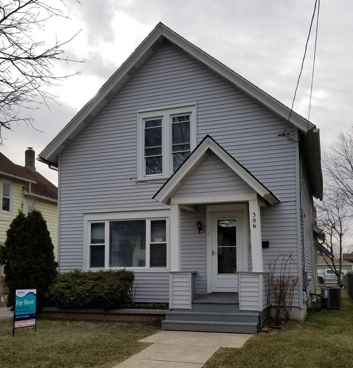 306 N Union St, Aurora, IL 60505