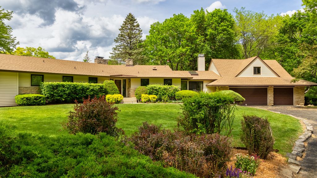 102 S Hills Dr, Tower Lakes, IL 60010