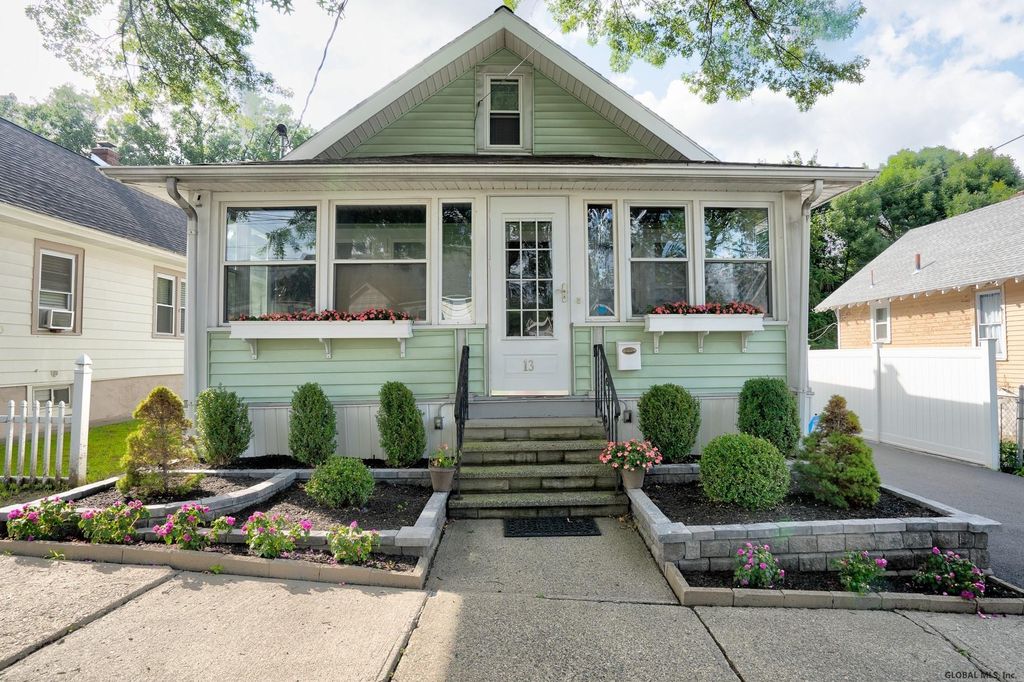 13 Frost Pl, Albany, NY 12205