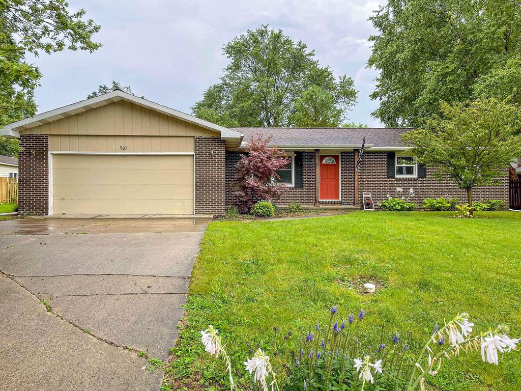 907 Hillside Ct, Monticello, IL 61856