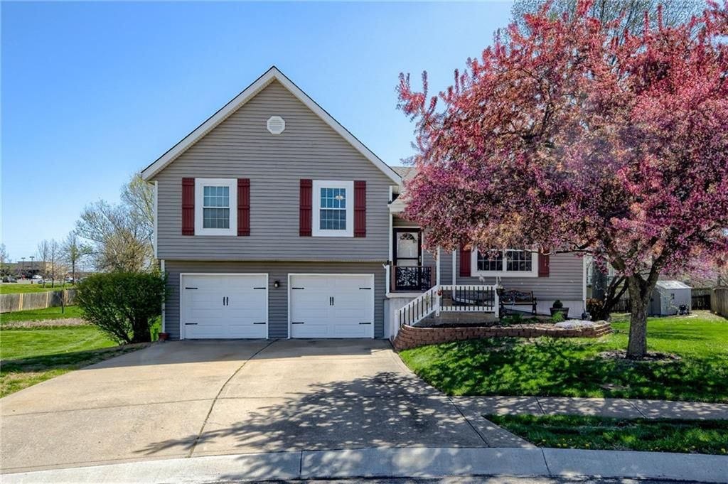 906 Courtland Ct, Belton, MO 64012