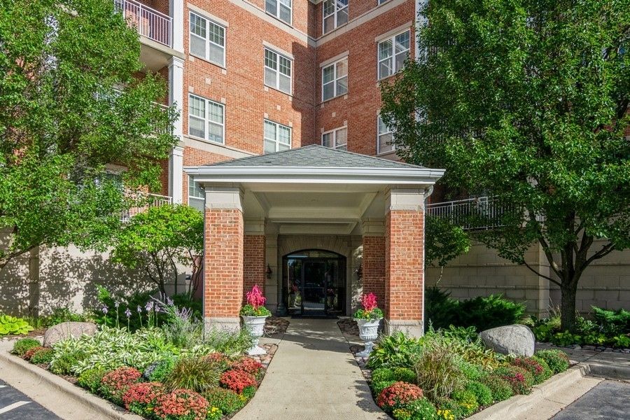101 Pointe Dr #107, Northbrook, IL 60062