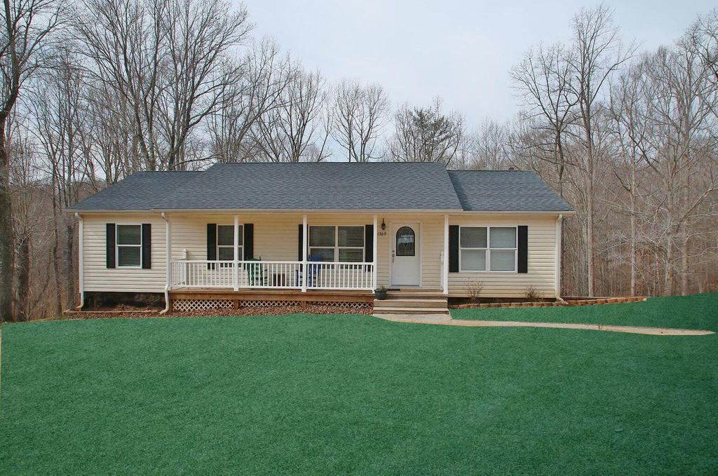 1309 Gate Ln, Moneta, VA 24121