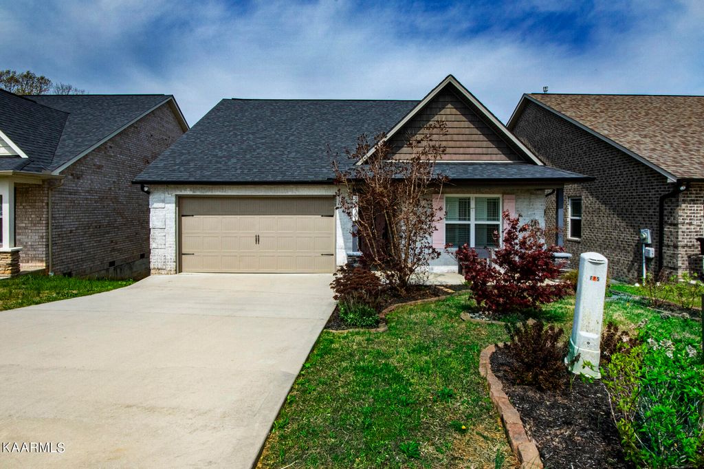 2927 Zachary Pointe Ln, Knoxville, TN 37938