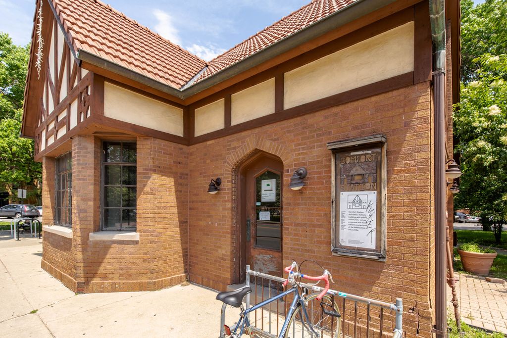 2557 W Fullerton Ave, Chicago, IL 60647