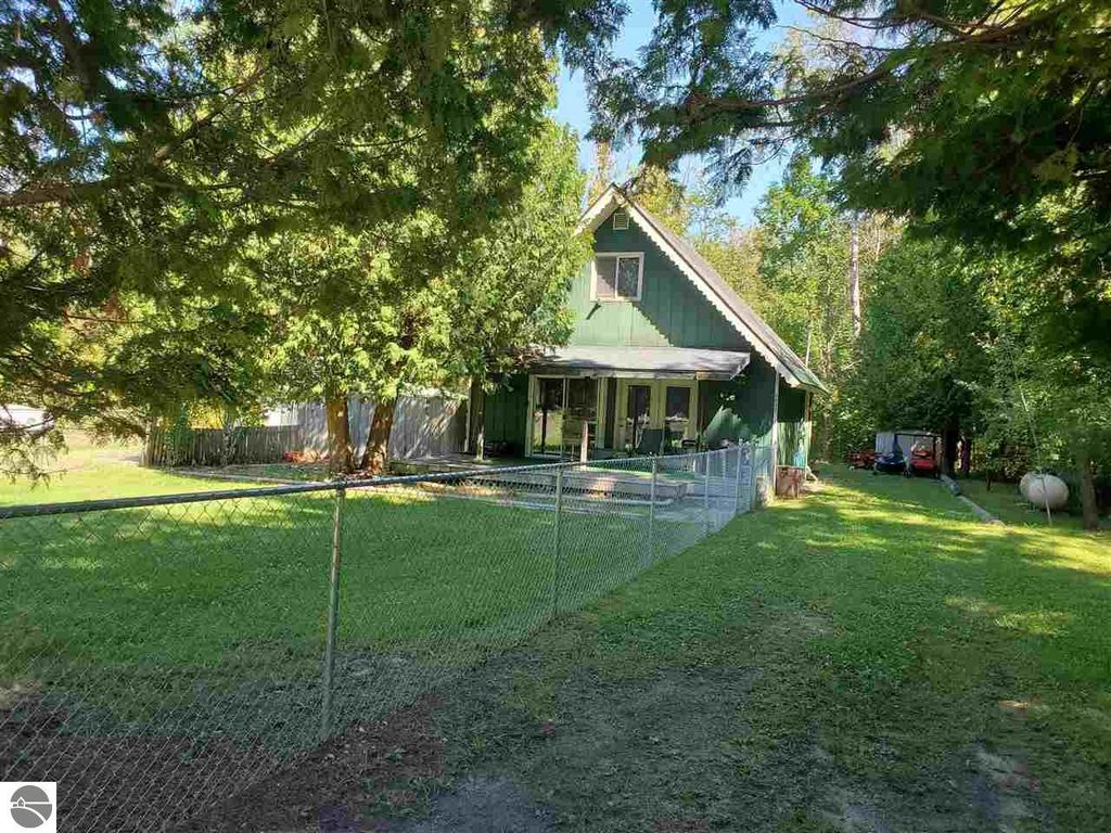 8060 Platte Rd, Beulah, MI 49617