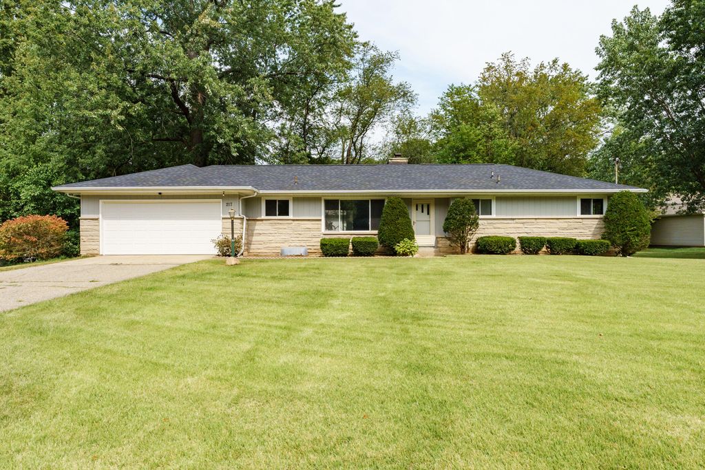 217 Chapel Hill Dr, Battle Creek, MI 49015