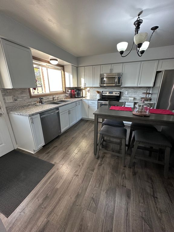 N115W16683 Westminster Ct, Germantown, WI 53022
