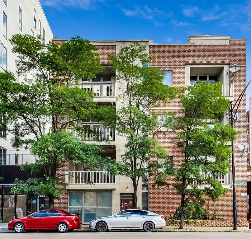 700 W Grand Ave #2E, Chicago, IL 60654