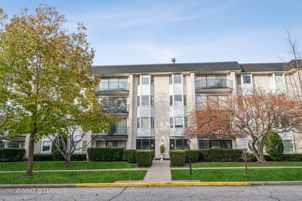 235 Ridge Rd #2B, Wilmette, IL 60091