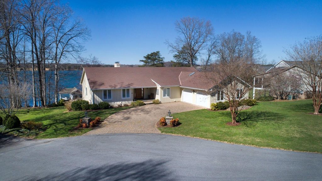 25 Lands End Rd, Penhook, VA 4 Bed, 5 Bath SingleFamily Home 47