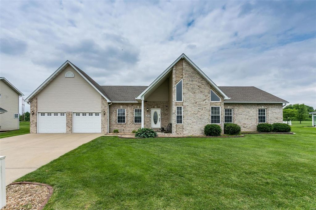18 Legacy Dr, Granite City, IL 62040