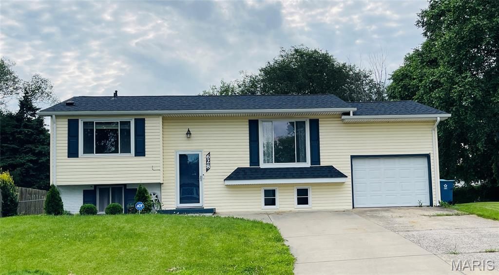 628 Valley View Dr, Bethalto, IL 62010
