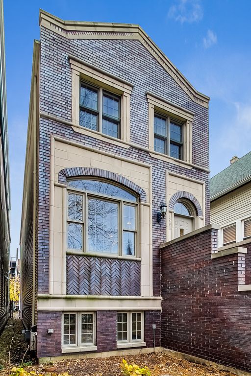 2902 N Washtenaw Ave, Chicago, IL 60618
