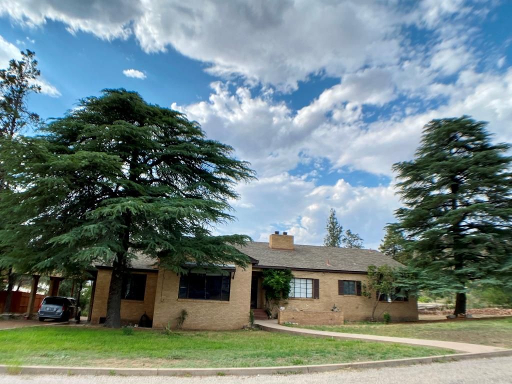 907 E Nations St, Alpine, TX 79830