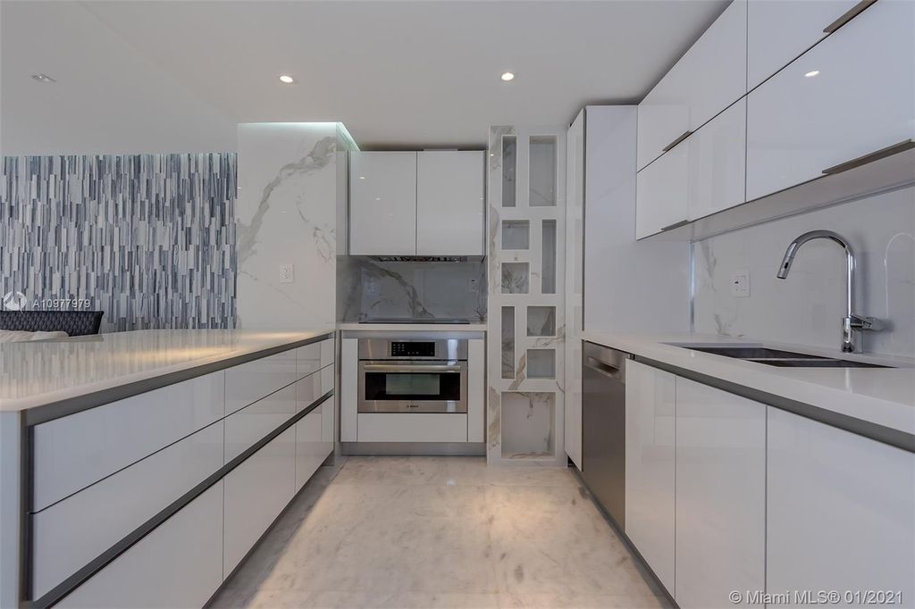 6423 Collins Ave #304, Miami Beach, FL 33141