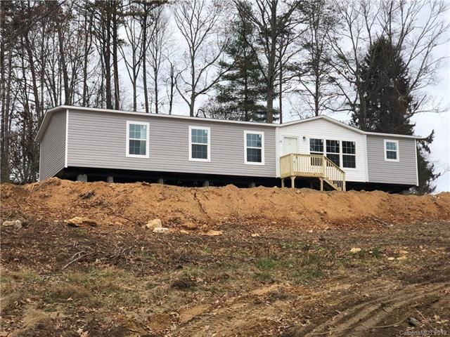 29 Saranac Ln, Hendersonville, NC 3 Bed, 2 Bath Mobile