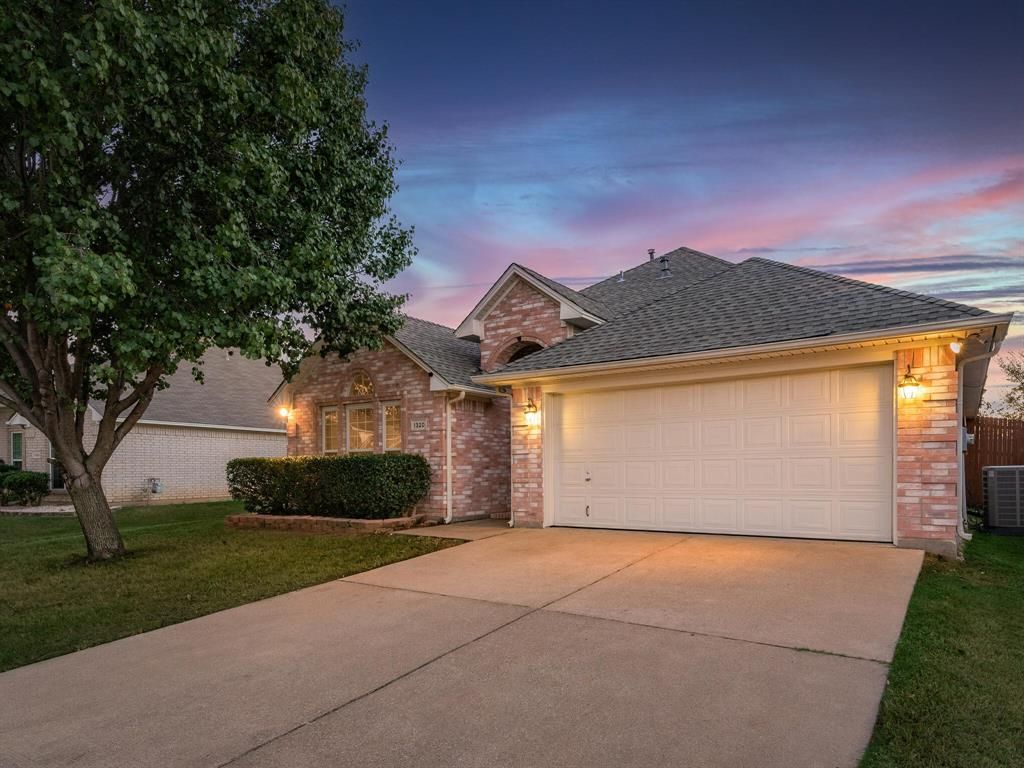 1320 Lyra Ln, Arlington, TX 76013