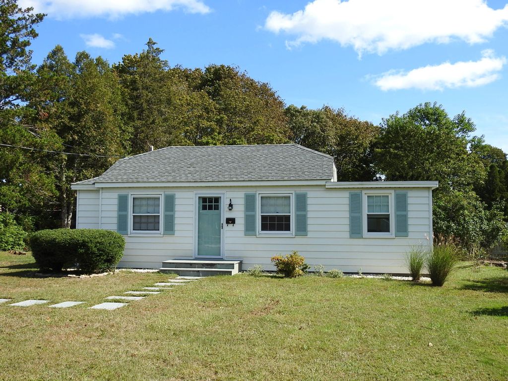 Address Not Disclosed, Westhampton, NY 11978