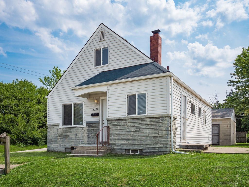 2228 Hiawatha Park Dr, Columbus, OH 43211