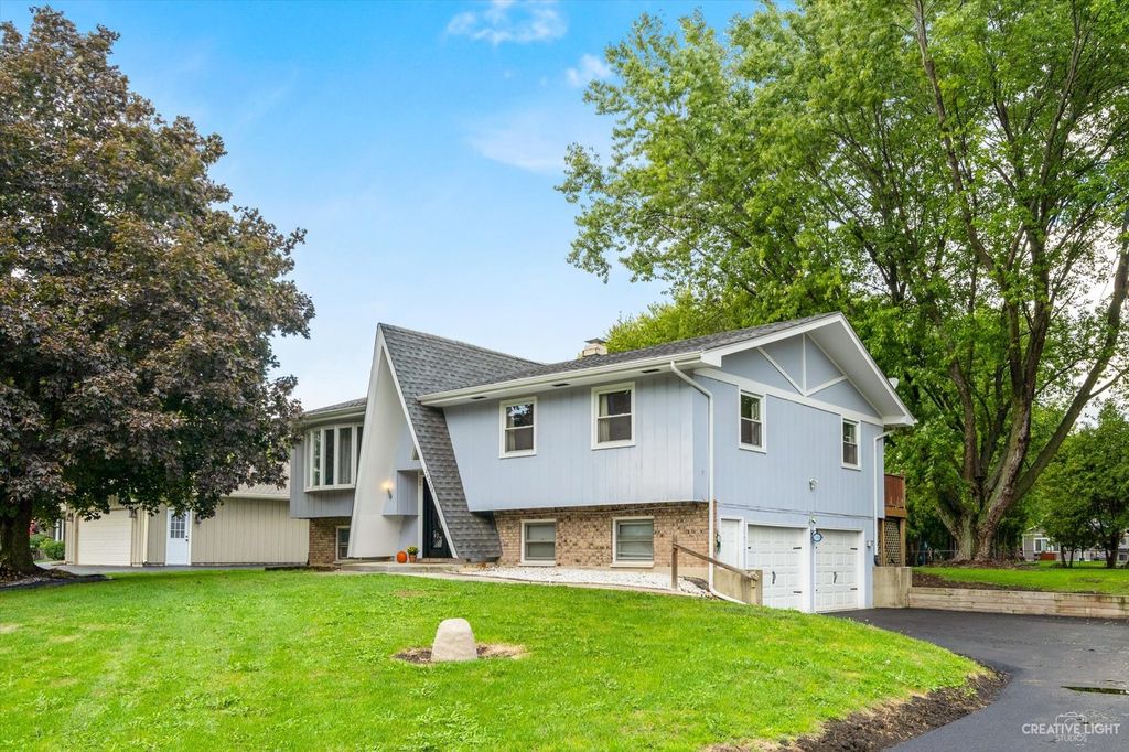 24252 W Boulevard De John, Naperville, IL 60564