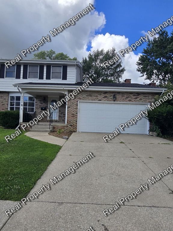 2205 Dixon Dr N, Valparaiso, IN 46383
