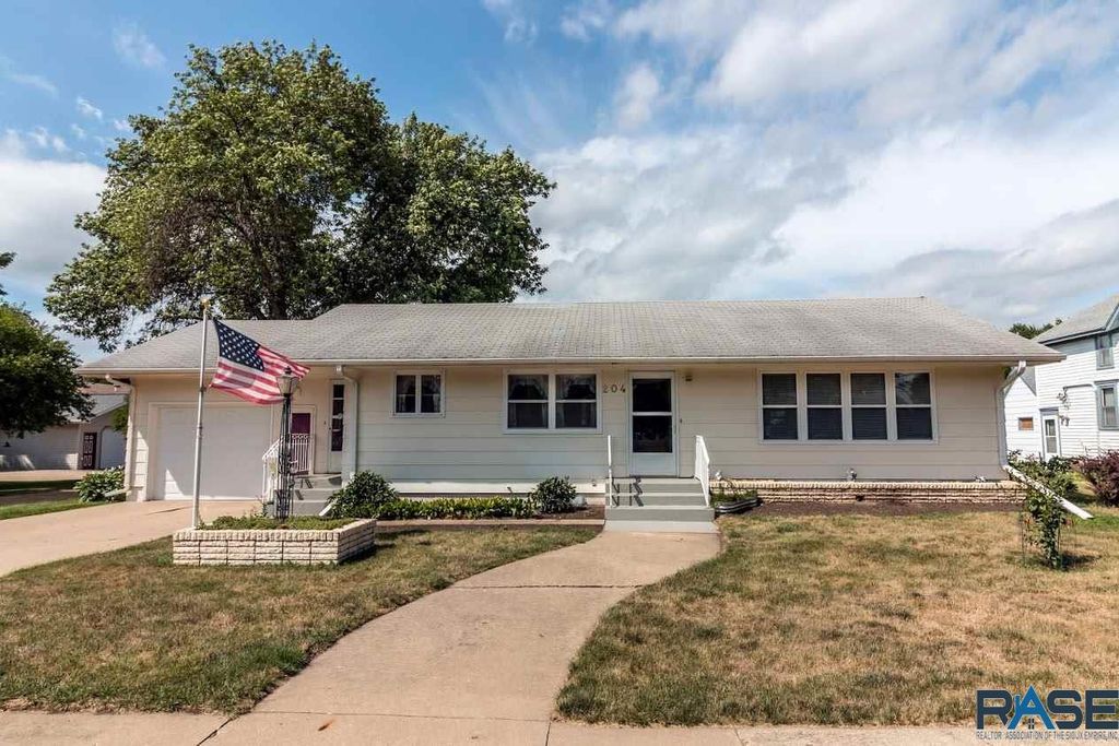 204 N Maple St, Beresford, SD 57004 Trulia