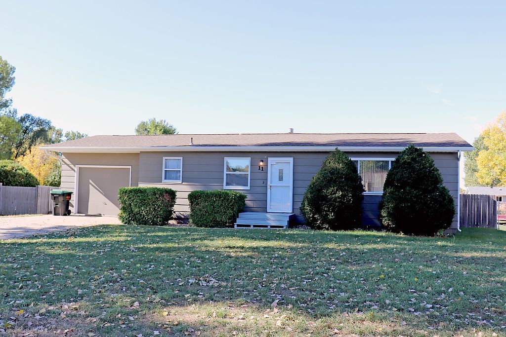 11 Carlin Dr, Bismarck, ND 58504