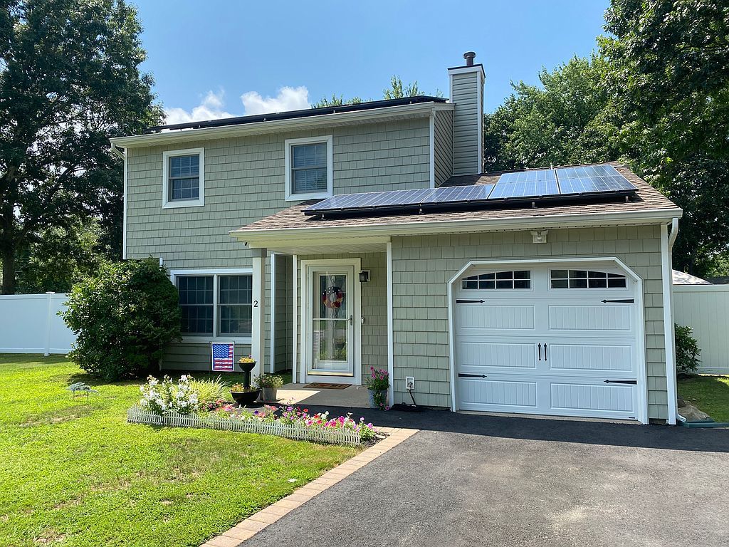2 Eason Dr, Ridge, NY 11961