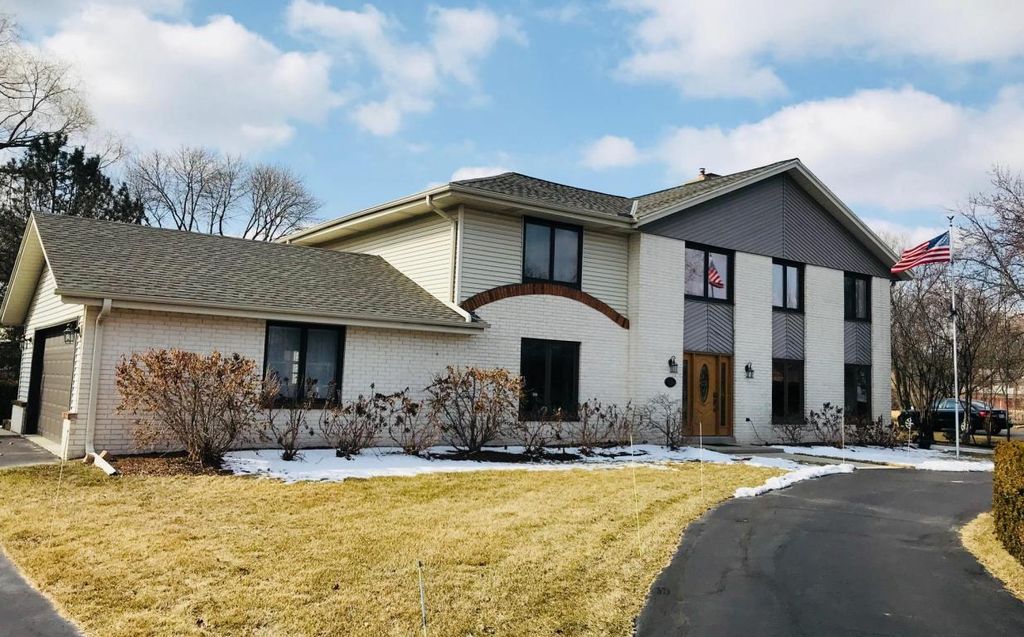 3245 Town Crier Ct, Brookfield, WI 53005
