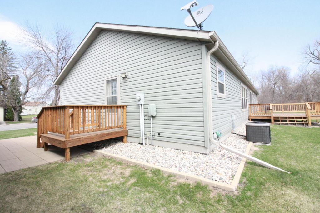 211 5th Ave NE, Hankinson, ND 4 Bed, 2 Bath SingleFamily Home 56