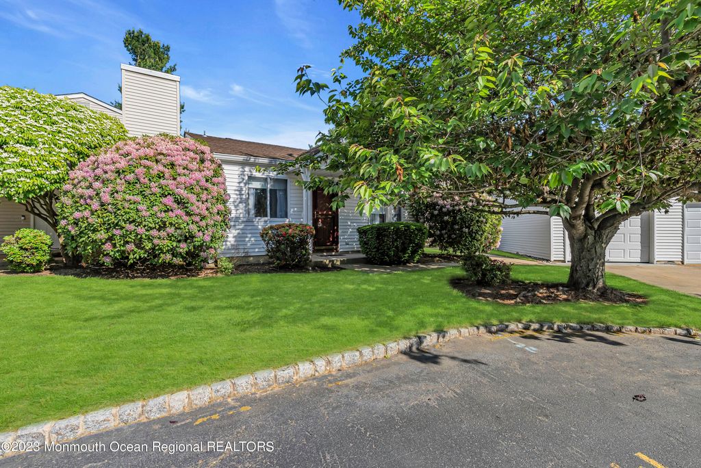 18 Woodmere Court, Freehold, NJ 07728